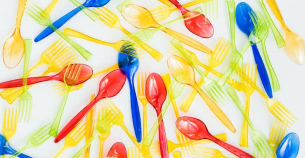 8 Colorful Plastic Spoon Projects for Budget-Friendly Decor