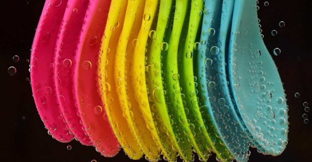 8 Colorful Plastic Spoon Projects for Budget-Friendly Decor