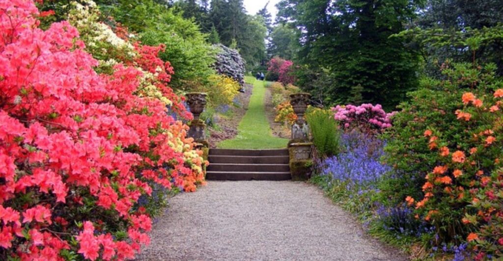 12 Inspiring Garden Path Designs Using Painted Glow Stones