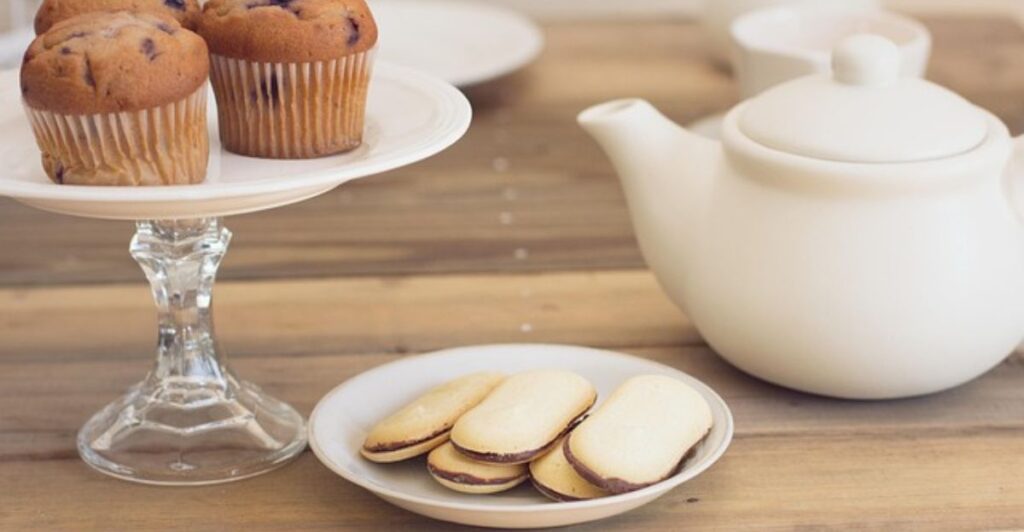 10 Woodland-Inspired Tea Party Crafts Using Pinecones and Leaves