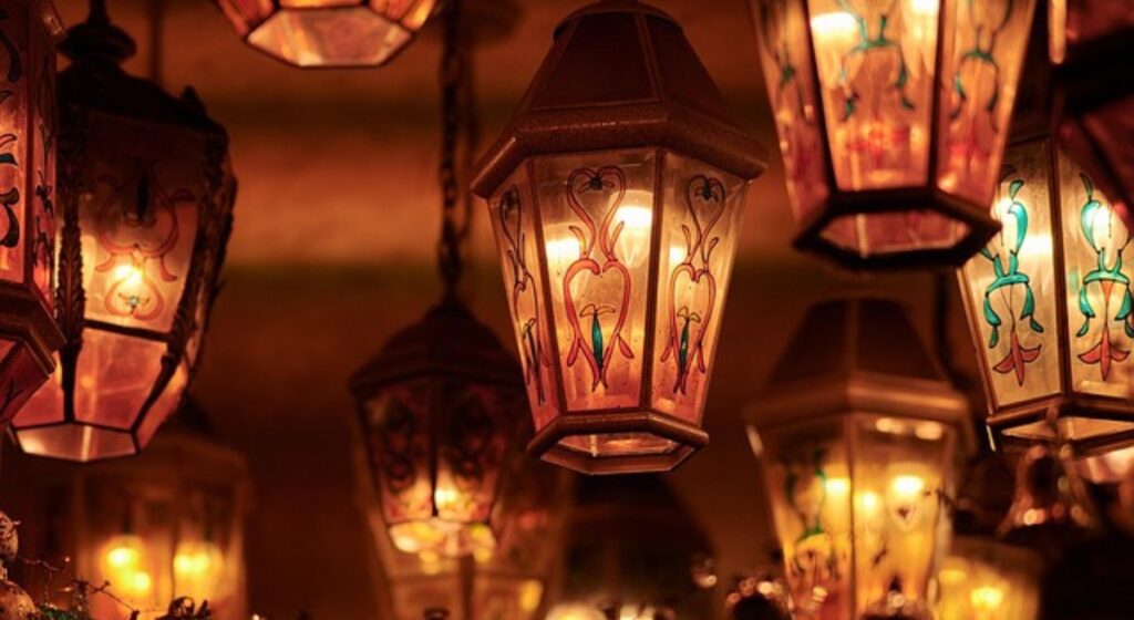 7 Rustic Pathway Ideas with Miniature Lanterns and Bamboo Poles