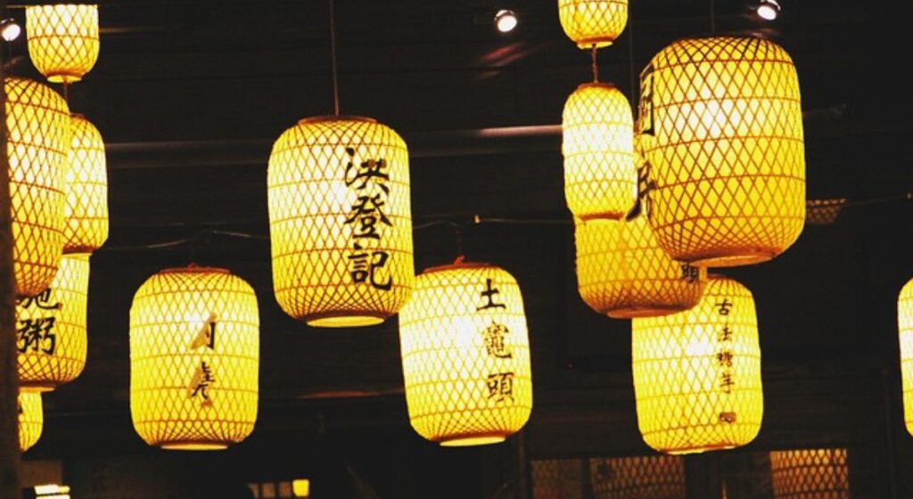 7 Rustic Pathway Ideas with Miniature Lanterns and Bamboo Poles
