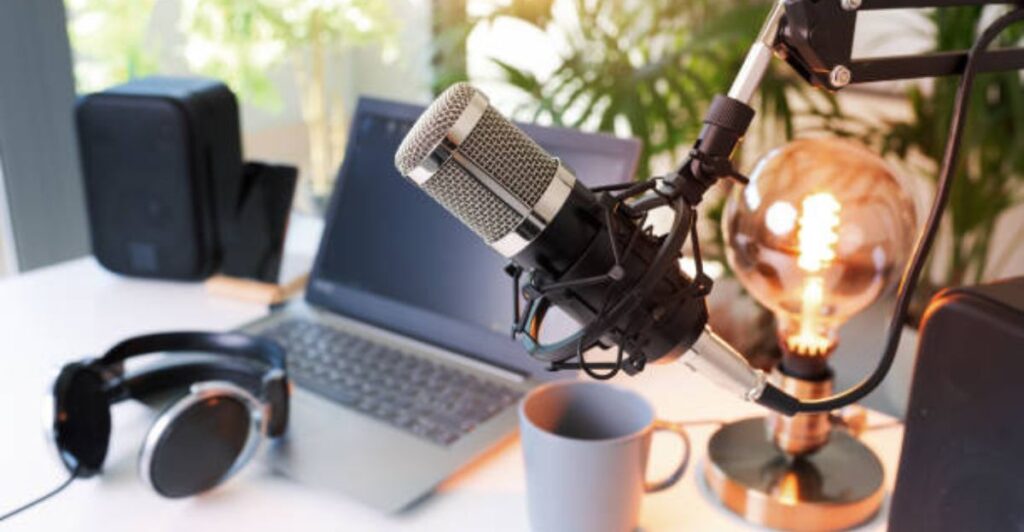 🎙️ 7 Simple Steps to Start Your First Podcast in 2026