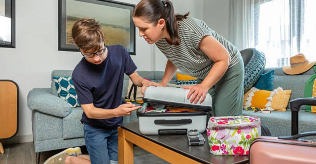 Minimalist travel packing method showing 5-4-3-2-1 rule for light and organized luggage