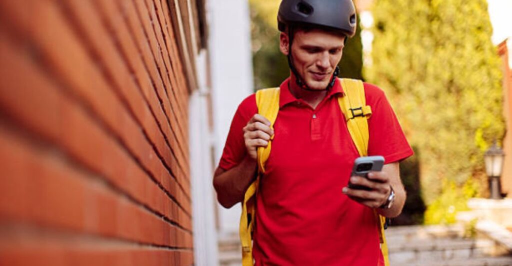 Mobile apps delivering stylish clothing quickly for modern fashion lovers